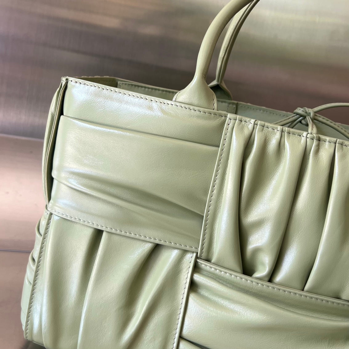 SMALL ARCO TOTE 30 IN TRAVERTINE SOFT LAMBSKIN