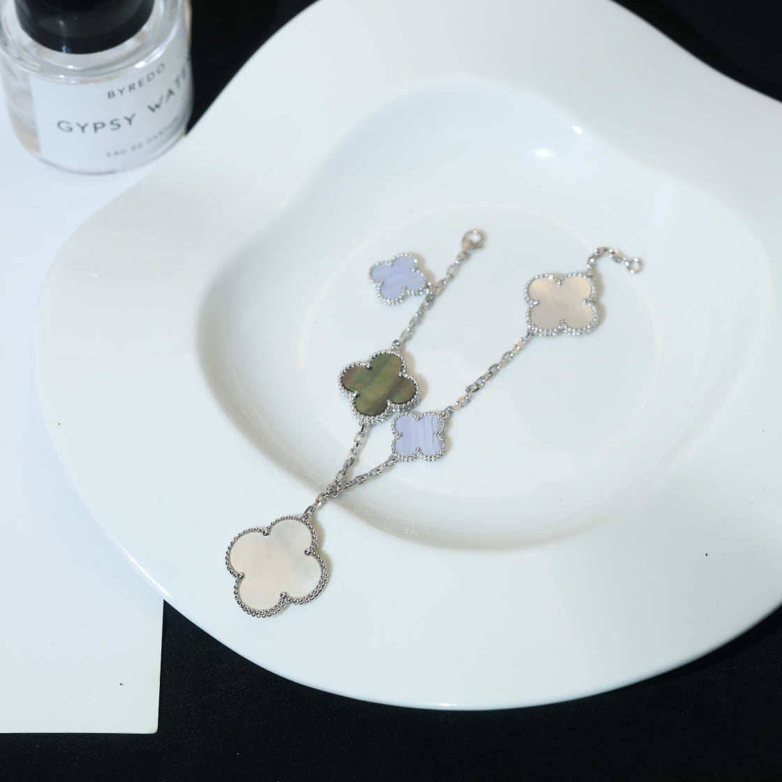 [basloveJW]KLEE-ARMBAND 5 MOTIVE MOP CHALCEDON SILBER 