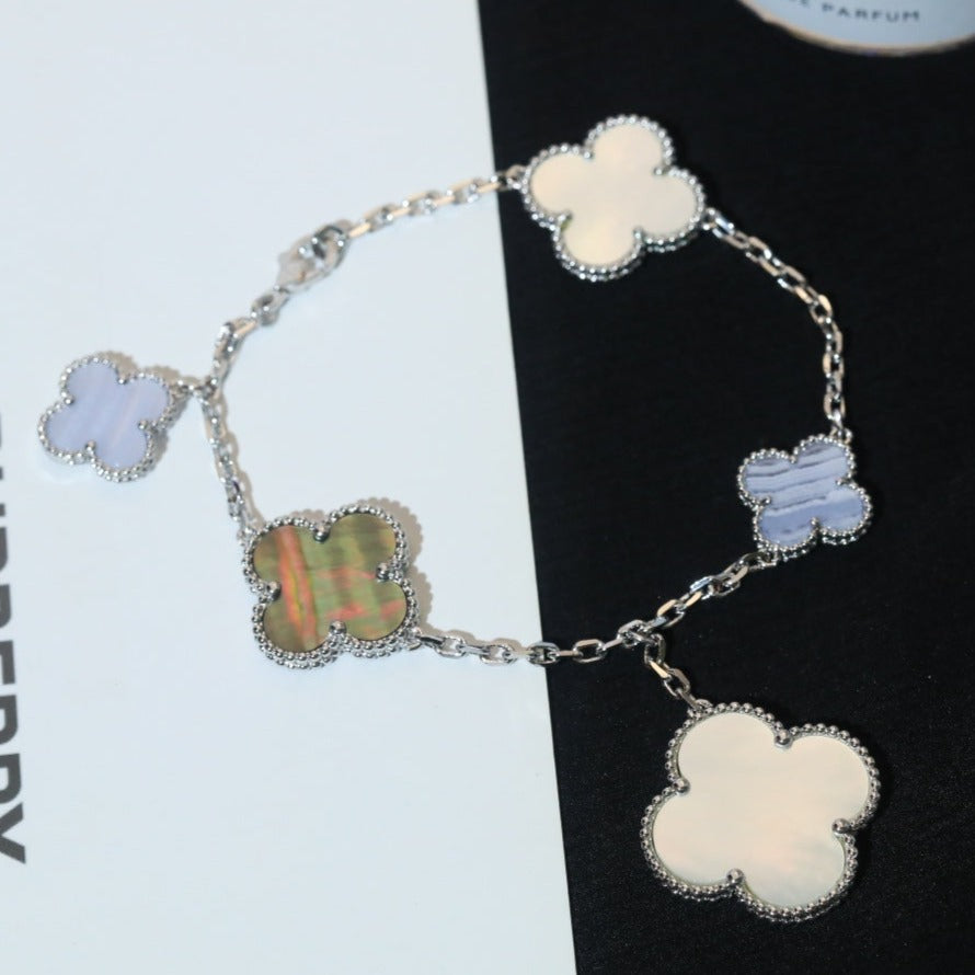 [basloveJW]KLEE-ARMBAND 5 MOTIVE MOP CHALCEDON SILBER 