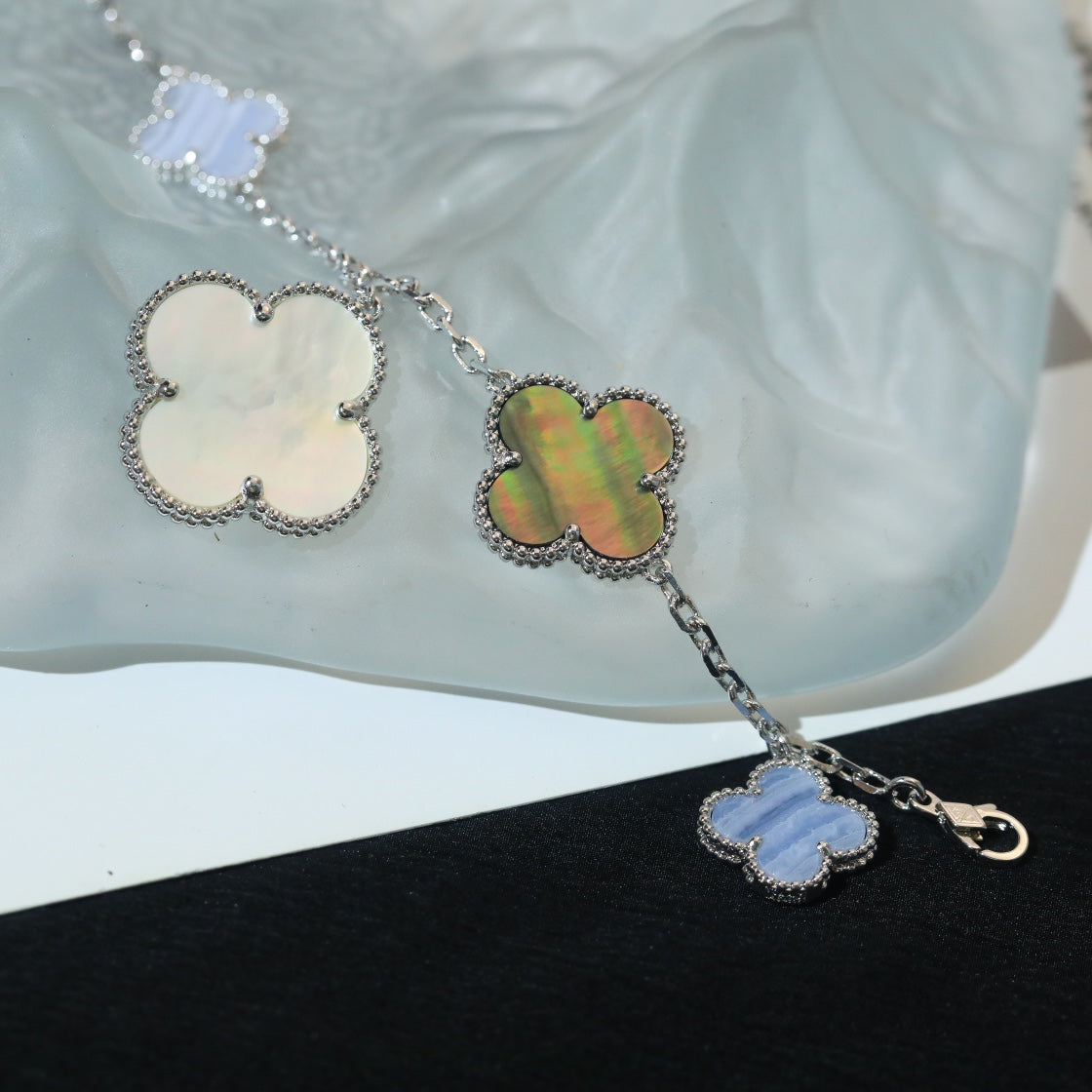 [basloveJW]KLEE-ARMBAND 5 MOTIVE MOP CHALCEDON SILBER 