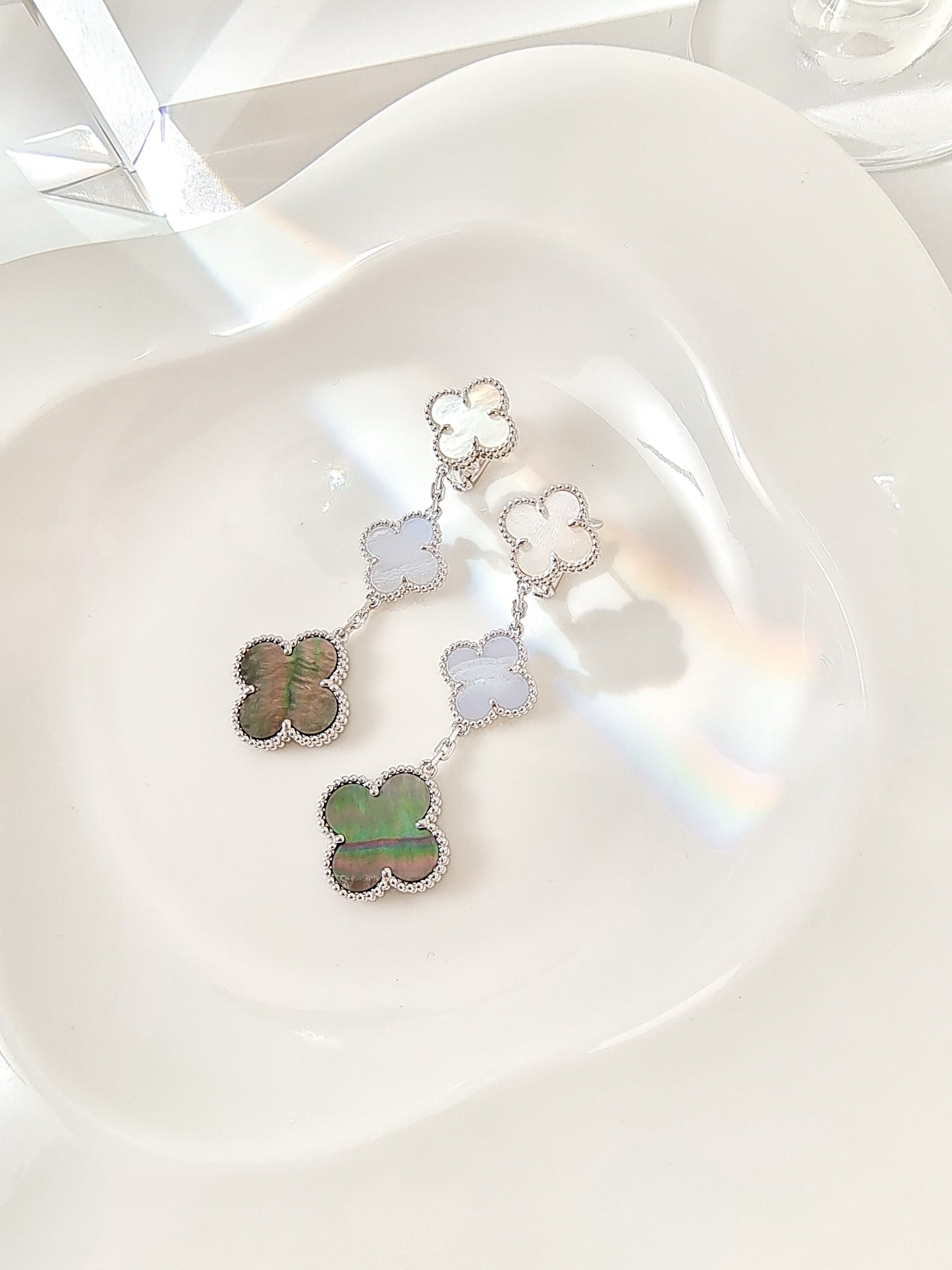 [basloveJW]CLOVER 3 MOTIVE CHALCEDON DUNKEL MOP SILBER OHRRINGE