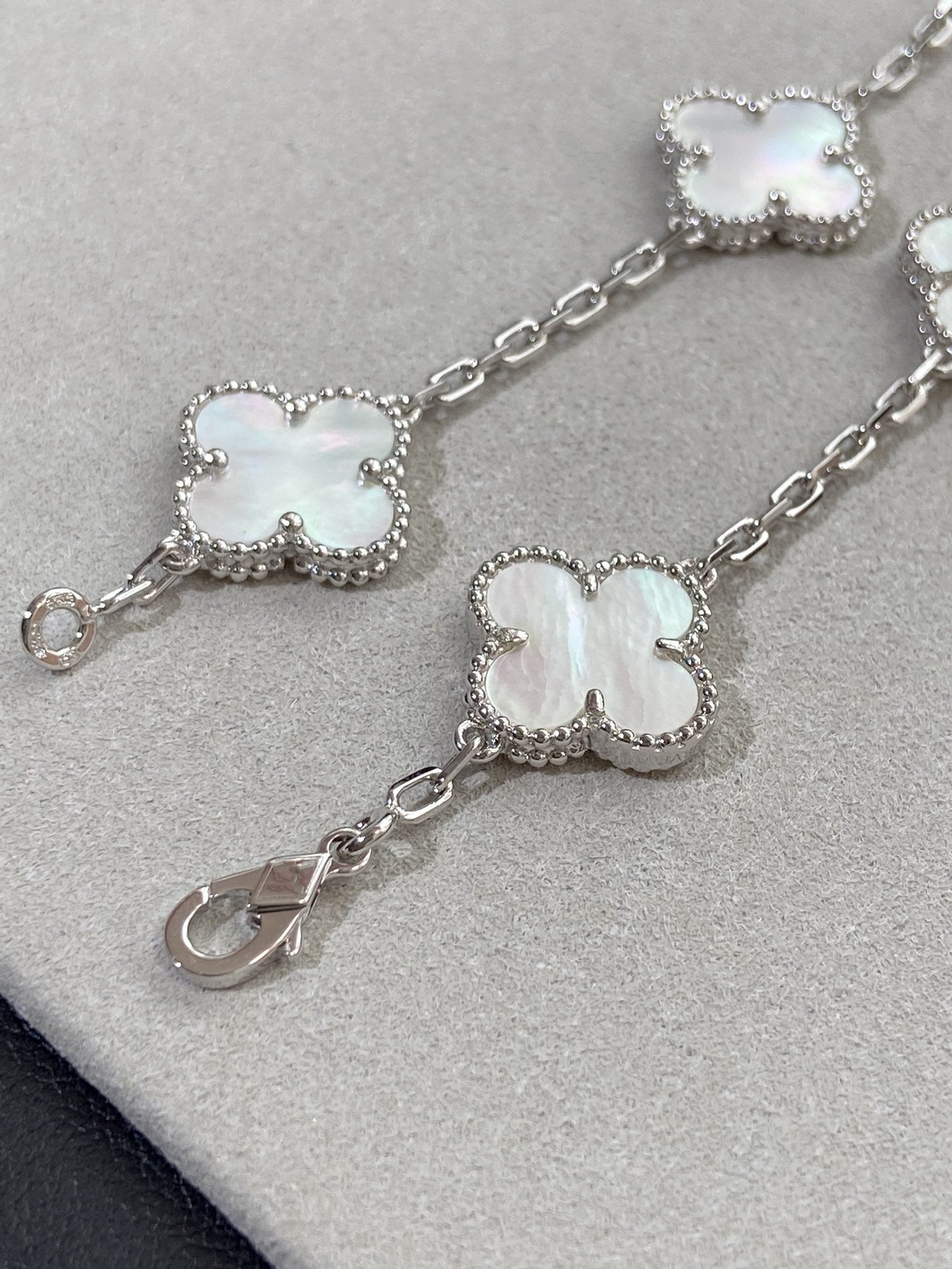 [AURORA]CLOVER WHITE PEARL MOP 5 MOTIF BRACELET COLLECTION