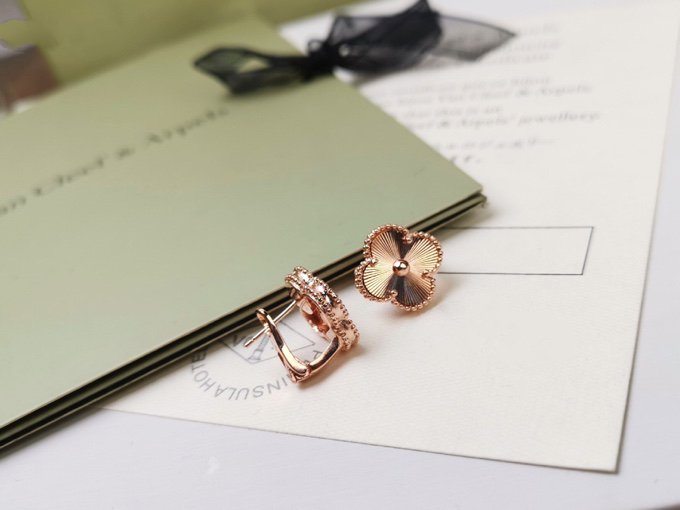 [basloveJW]CLOVER MITTLERE OHRSTECKER