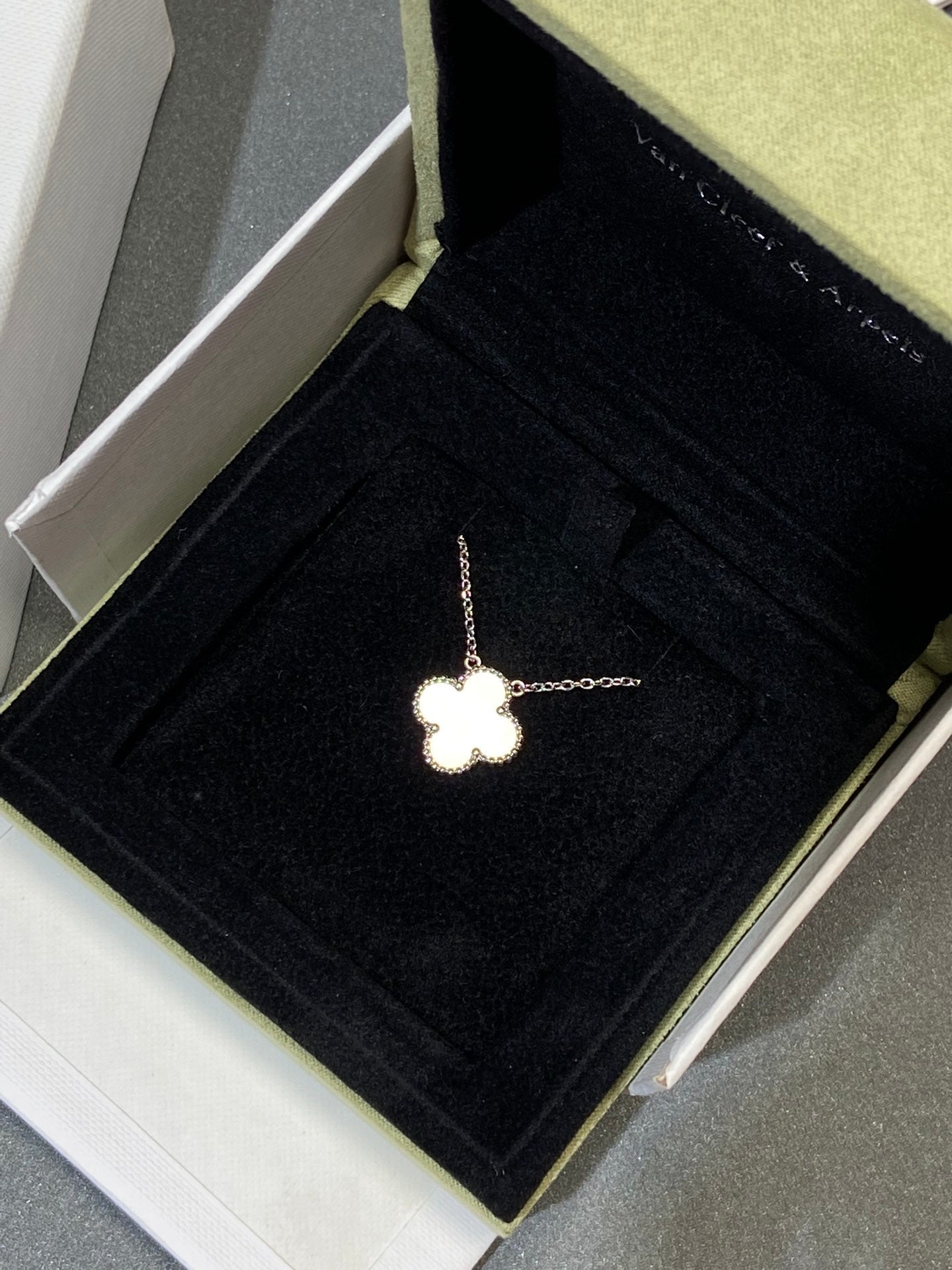 [AURORA]CLOVER MEDIUM SILVER WHITE MOP NECKLACE