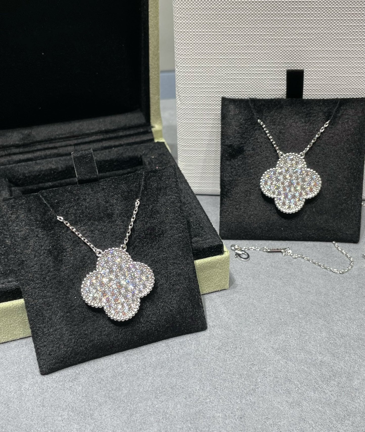 [basloveJW]クローバー 25mm ラージペンダント ダイヤモンドパヴェ シルバーネックレス