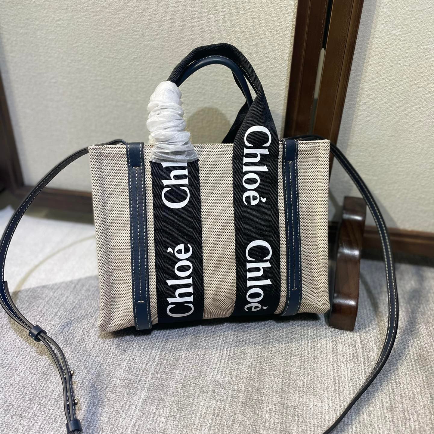 SMALL STRAP WOODY TOTE BAG 26.5 IN BEIGE LINEN CANVAS BLACK WEBBING DARK BLUE CALFSKIN