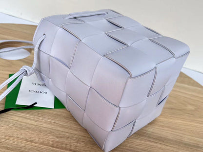 SMALL CASSETTE BUCKET 18 IN PALE PURPLE CALFSKIN