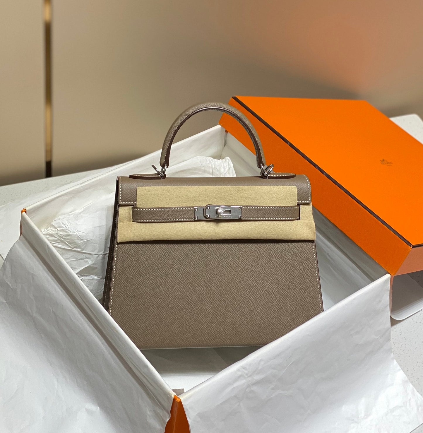 KELLY 28CM IN ETOUPE EPSOM CALFSKIN GOLD HARDWARE