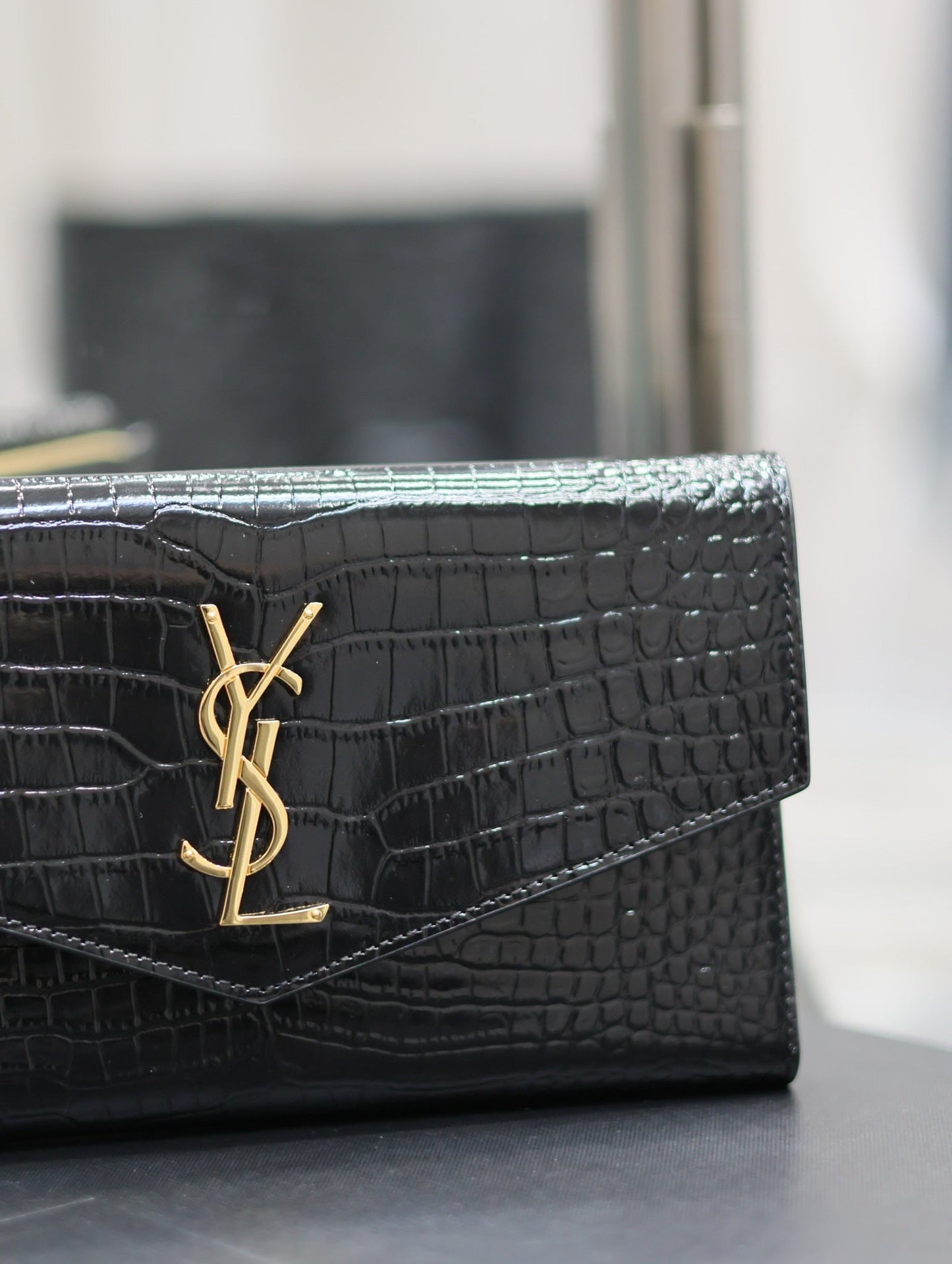 UPTOWN WALLET 21 IN BLACK CROCODILE PATTERN CALFSKIN GOLD LOGO
