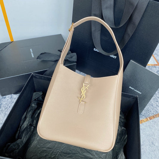 LE 5 À 7 SMALL SUPPLE 23 IN BEIGE LAMBSKIN GOLD BUCKLE