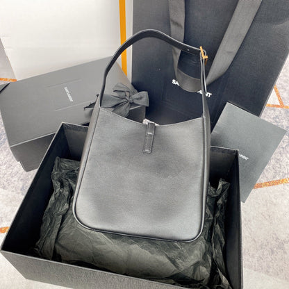 LE 5 À 7 SMALL SUPPLE 23 IN GRAY LAMBSKIN GOLD BUCKLE