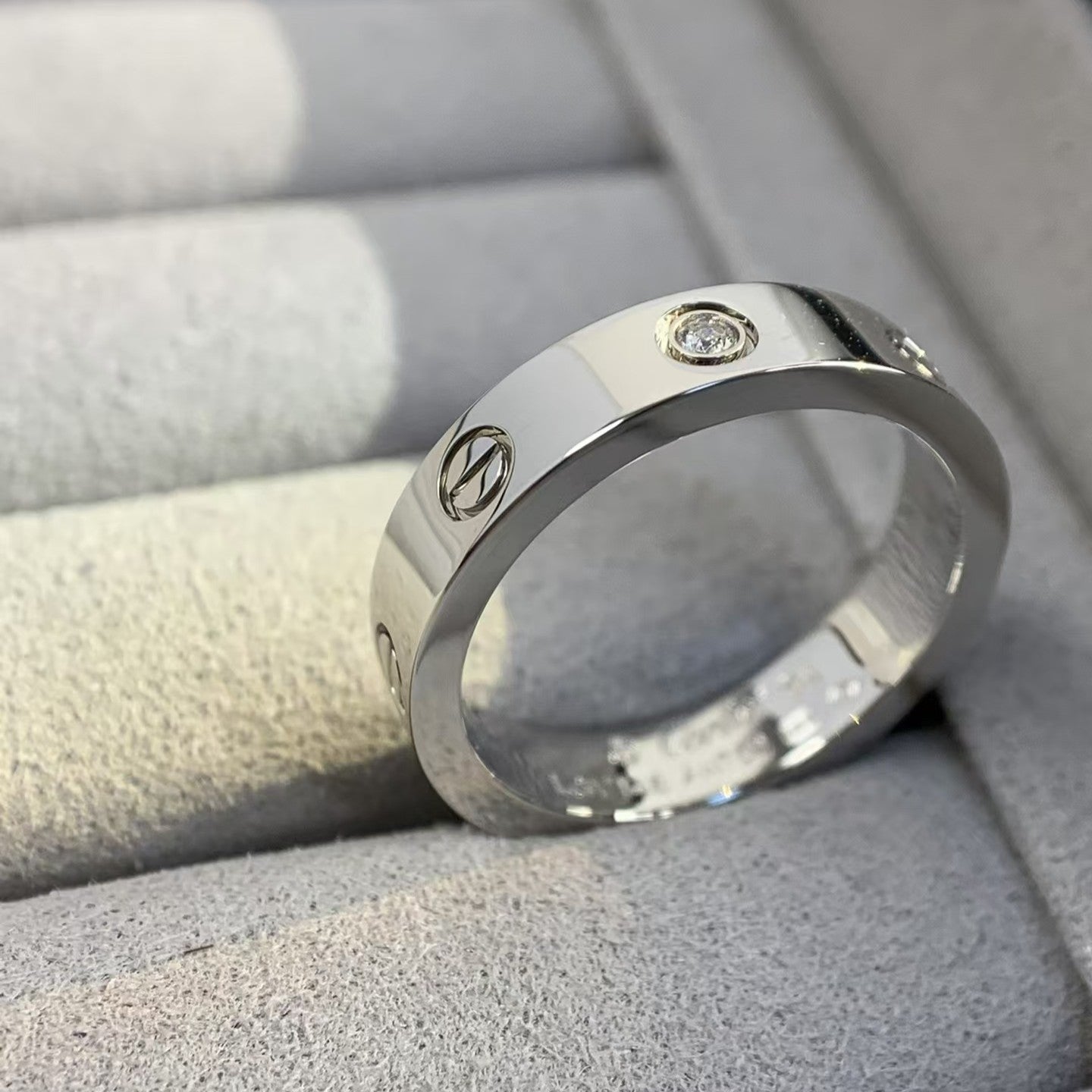 [AURORA]LIEBESRING 4MM 1 DIAMANT SILBER
