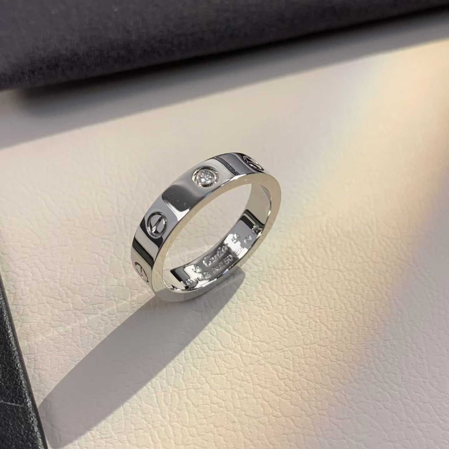 [AURORA]LIEBESRING 4MM 1 DIAMANT SILBER