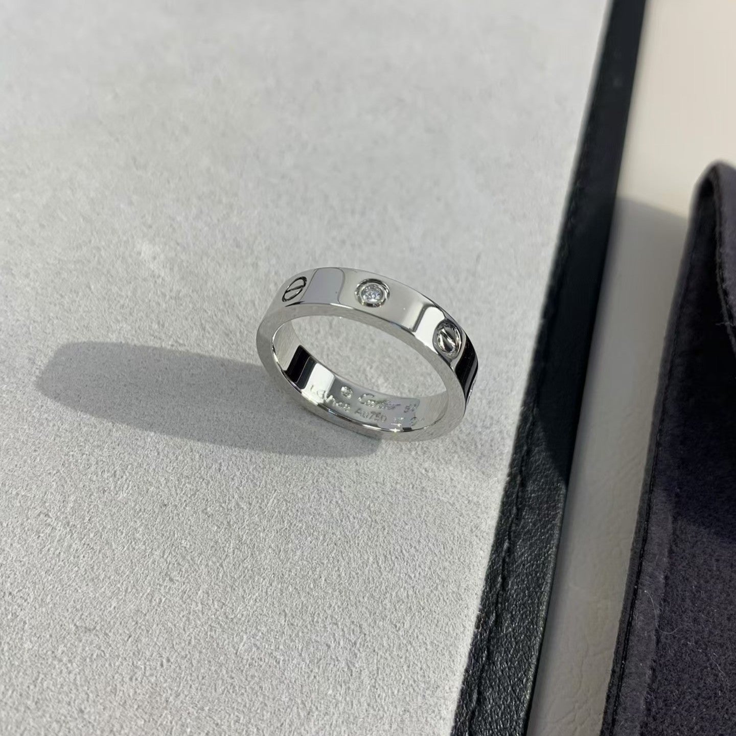[AURORA]LIEBESRING 4MM 1 DIAMANT SILBER