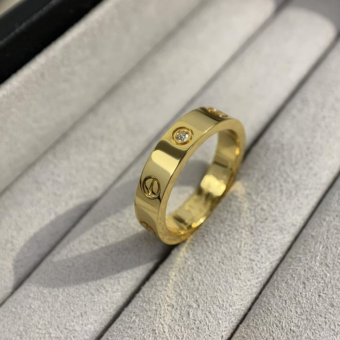 [AURORA]LIEBESRING 4MM 1 DIAMANT GOLD