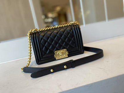 Leboy Schwarze mittelgroße Vintage-Tasche mit goldener Schnalle