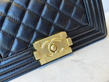 Leboy Schwarze mittelgroße Vintage-Tasche mit goldener Schnalle