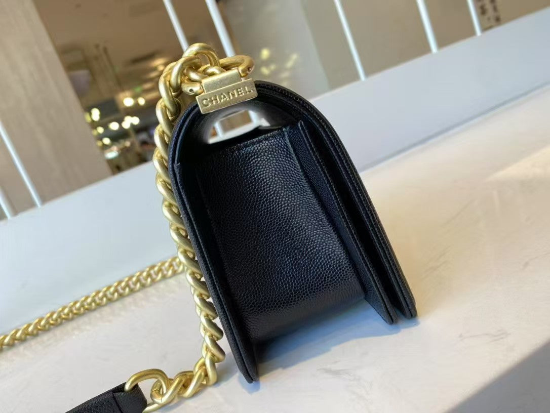 Leboy Schwarze mittelgroße Vintage-Tasche mit goldener Schnalle