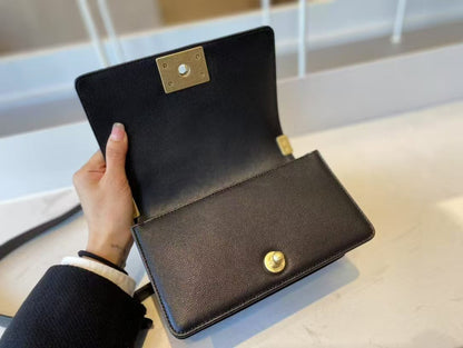 Leboy Schwarze mittelgroße Vintage-Tasche mit goldener Schnalle