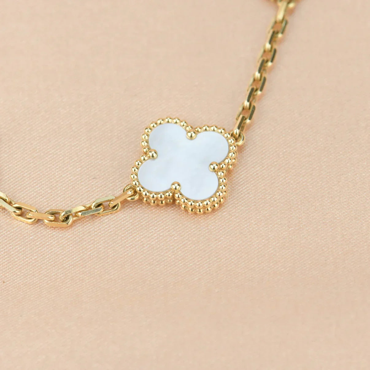 [AURORA]CLOVER WHITE PEARL MOP 5 MOTIF BRACELET COLLECTION