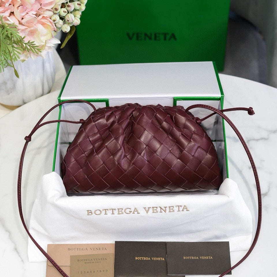 INTRECCIATO POUCH 22 IN BURGUNDY LAMBSKIN