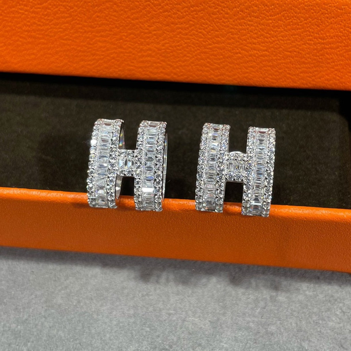 [AURORA]H OHRSTECKER MIT SILBERNEN DIAMANTEN