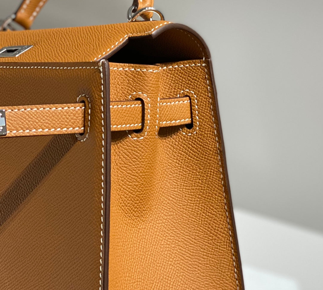 KELLY 25CM IN GOLD EPSOM CALFSKIN SILVER HARDWARE