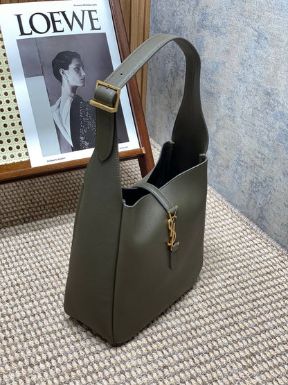 LE 5 À 7 SMALL SUPPLE 22 IN DARK GREEN CALFSKIN GOLD BUCKLE