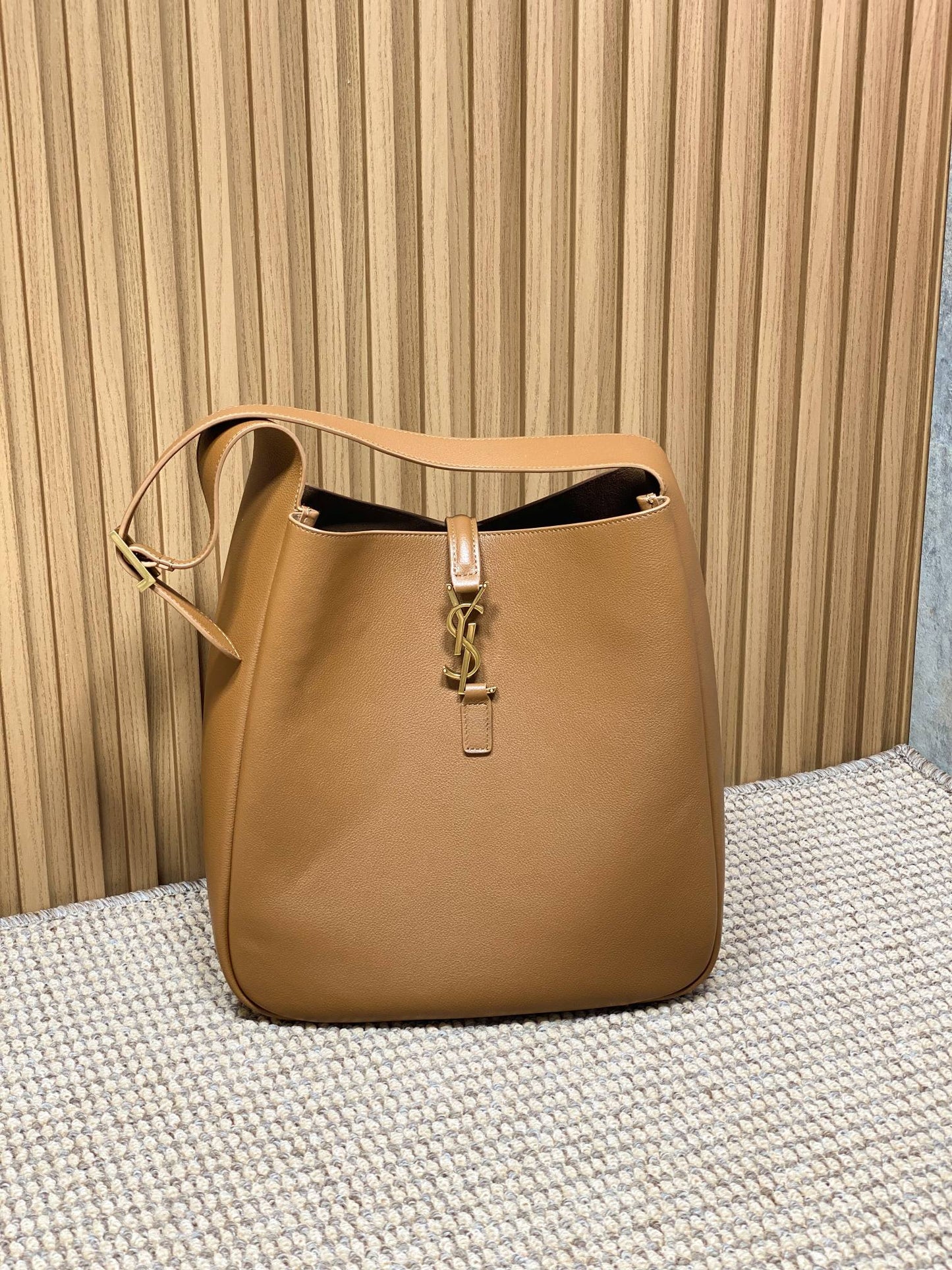 LE 5 À 7 LARGE SUPPLE BAG 31 IN TORTILLA BROWN CALFSKIN