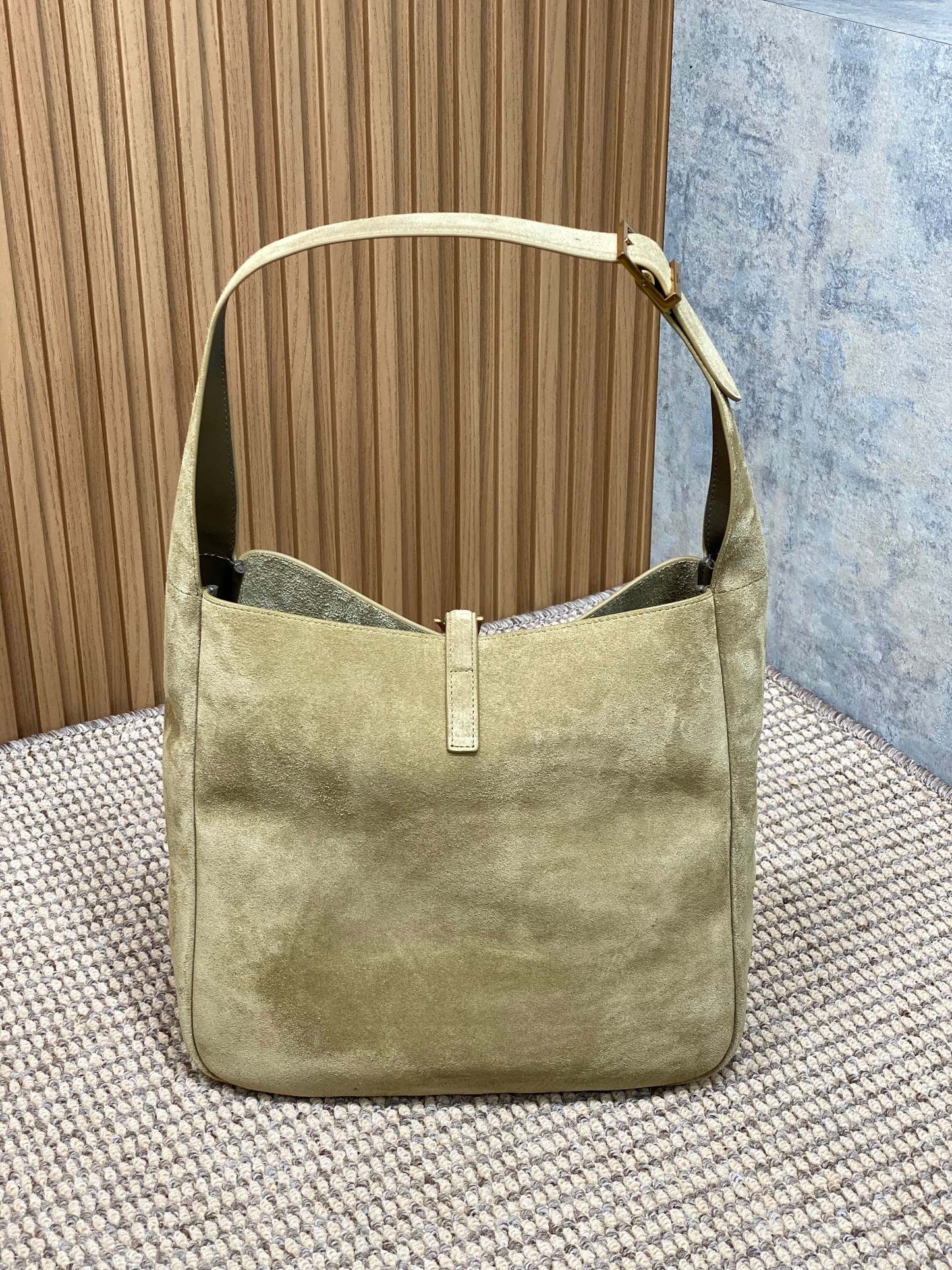 LE 5 À 7 SUPPLE BAG 31 IN KHAKI BROWN SUEDE