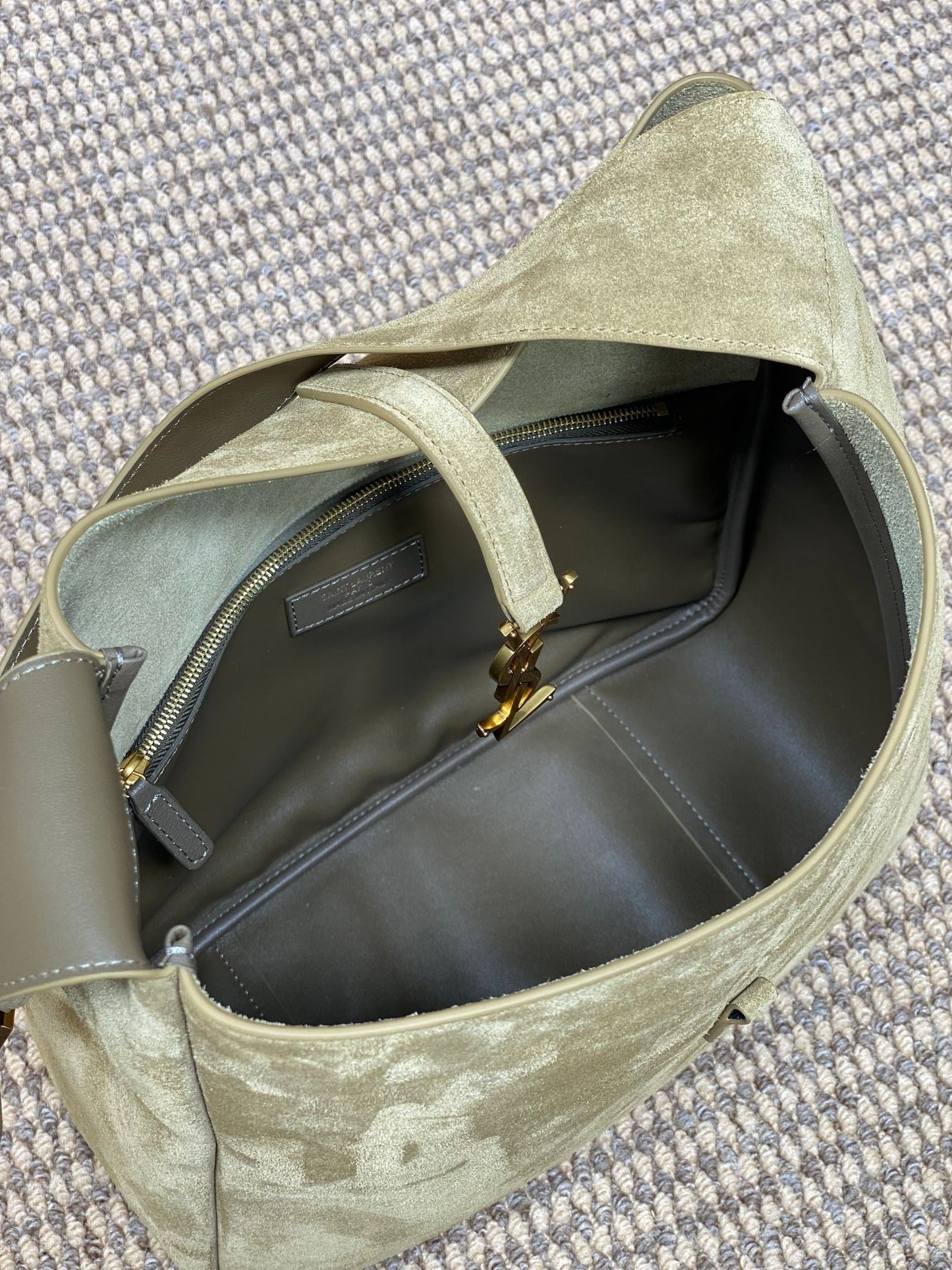 LE 5 À 7 SUPPLE BAG 31 IN KHAKI BROWN SUEDE