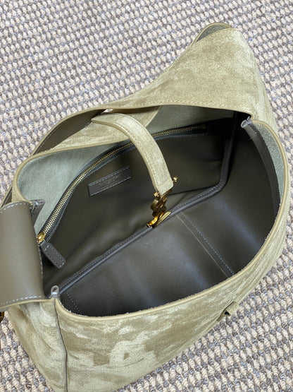 LE 5 À 7 SUPPLE BAG 31 IN KHAKI BROWN SUEDE