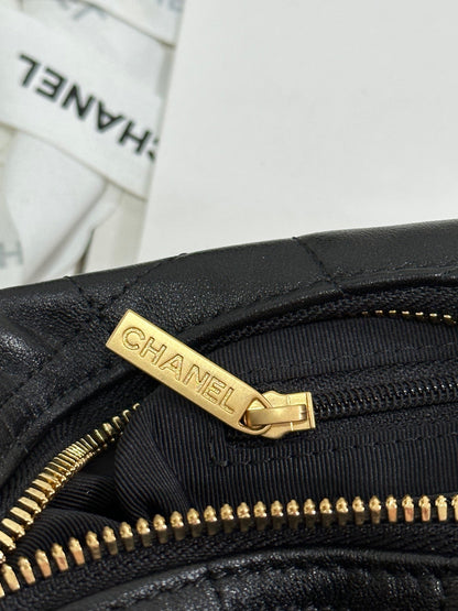 QUILTED HOBO CARGO BAG 31 IN BLACK CALFSKIN GOLD CHAIN