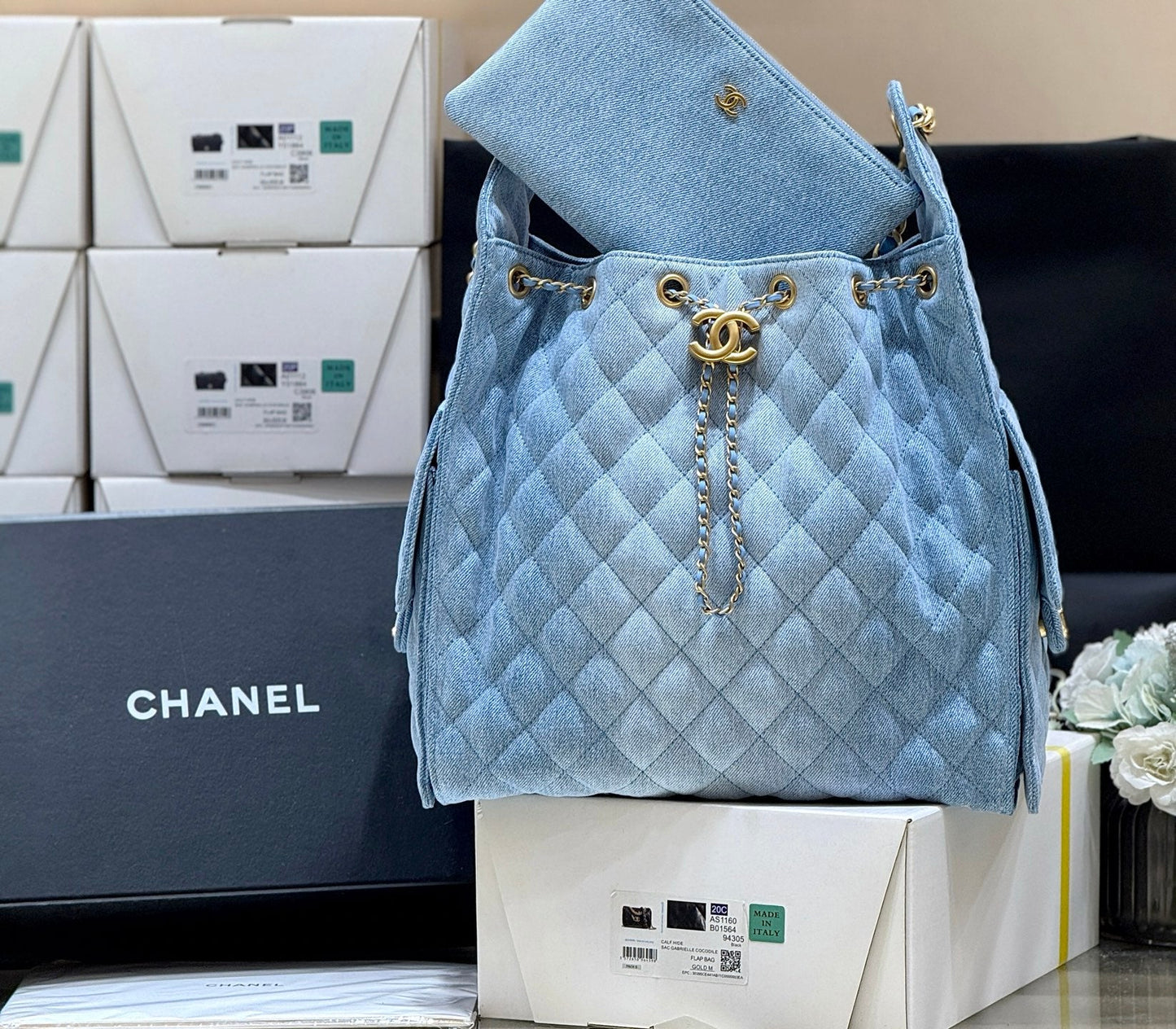 CC 25 HANDBAG 40 IN BLUE DENIM GOLD HARDWARE