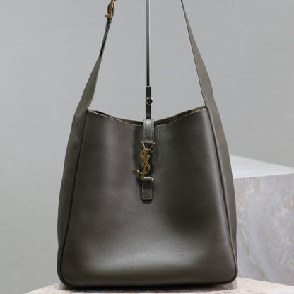 LE 5 À 7 LARGE BAG 31 IN KHAKI GREEN LAMBSKIN